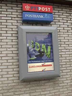 display illuminato: il cambio dei manifesto rotanti nel cartello illuminato